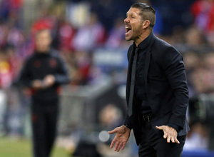 temporada 13/14. Partido Champions League. Atlético de Madrid-Chelsea. Simeone dando órdenes desde la banda