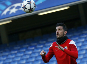 Temporada 13/14. Champions League. David Villa observa el balón.