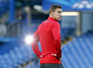 Temporada 13/14. Champions League. Gabi observa el estadio.