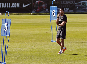 temporada 13/14. Entrenamiento en la Ciudad deportiva de Majadahonda. Simeone andando por el campo durante el entrenamiento