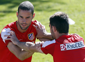 temporada 13/14. Entrenamiento en la Ciudad deportiva de Majadahonda.Mario y Adrián estirando durante el entrenamiento