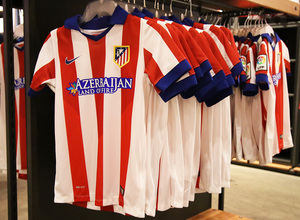 Temporada 14-15. Venta nueva camiseta en la tienda oficial. Foto: Arturo Saiz