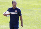 temporada 14/15 . Entrenamiento en la Ciudad deportiva de Majadahonda. Simeone con el balón durante el entrenamiento