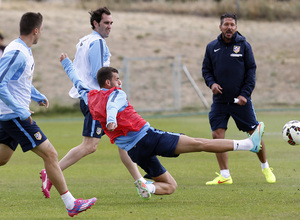 Leo Baptistao pelea un balón.