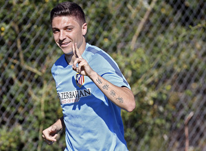Siqueira hace la 'V' de victoria en un momento del entrenamiento vespertino del lunes 21