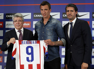 temporada 14/15 . Presentacion Mandzukic. Estadio Vicente Calderón. Caminero y Cerezo posan junto a Mario con la camiseta