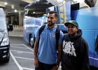 Miguel Ángel Moyá se hace una foto con uno de los aficionados que acudieron a la llegada del equipo en el aeropuerto de San Francisco