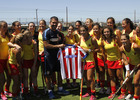 Simeone posa con una camiseta rojiblanca junto a las jugadoras de la selección absoluta femenina de hockey hierba.