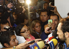 Juanfran Torres atiende a los medios de comunicación que recibieron al equipo a su llegada al aeropuerto de México DF