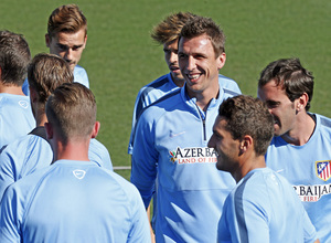 temporada 14/15 . Entrenamiento en la Ciudad deportiva de Majadahonda. Mandzukic bromeando con sus compañeros