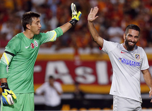 Pretemporada 2014-15. Galatasaray-Atlético de Madrid. El portero Muslera felicitando a Arda Turán.