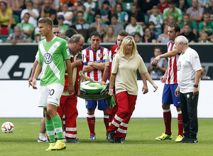 Pretemporada 2014-15. Wolfsburgo - Atlético de Madrid. Caras serias en la salida del campo de Mario Suárez. Fotos: Ángel Gutiérrez