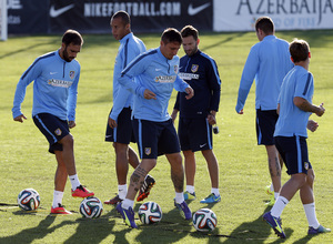 temporada 14/15 . Entrenamiento en la Ciudad deportiva de Majadahonda. Jugadores relizando ejercicios con balón