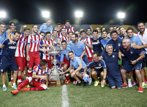 Pretemporada 2014-15. Atlético de Madrid - Sampdoria. Trofeo Ramón de Carranza. El equipo posa junto al trofeo Carranza