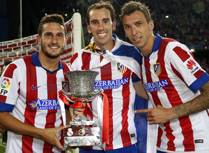 temporada 14/15 . Partido Atlético de Madrid Real Madrid. Supercopa de España. Mandzukic Godín y Koke con la copa