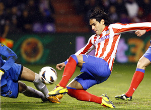 Temporada 2012-13. Falcao buscó el gol durante todo el partido en el José Zorrilla de Valladolid. 