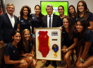 Temporada 14-15. Jornada 2 de Liga. Atlético de Madrid-Eibar. Enrique Cerezo recibe a Fernando Carpena y las guerreras de Miki Oca.