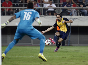 Temporada 14-15. Uefa Champions League. Fase de grupos. Olympiacos-Atlético de Madrid. Juanfran centra desde el lateral.