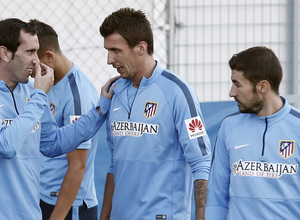 Entrenamiento de tarde en la Ciudad Deportiva de Majadahonda. Mandzukic entrenó con la fractura de nariz.