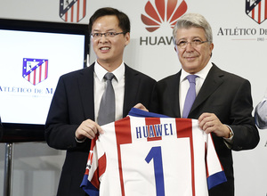 temporada 14/15 . Acuerdo con Huawei. Cerezo entregando una camiseta al presidente de Huawei