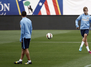 temporada 14/15 . Entrenamiento en el estadio Vicente Calderón. Griezmann golpeando un balón con el tacón