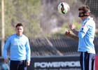 Mandžukić golpea el balón con la cabeza con la máscara protectora en el entrenamiento del jueves 25