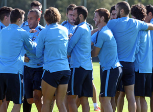 Temporada 14/15. Entrenamiento 30/09. Los jugadores felicitan a Miranda. Foto: Ángel Gutiérrez
