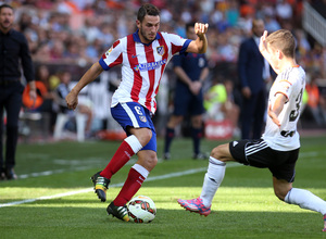 Temporada 14-15. Jornada 7. Valencia-Atlético de Madrid. Koke intenta el regate en la banda.