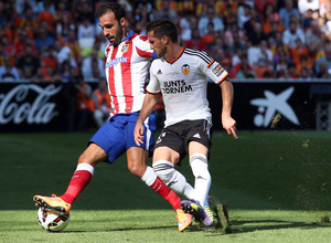 Temporada 14-15. Jornada 7. Valencia-Atlético de Madrid. Gámez controla ante Piatti.