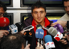UEFA Europa League 2012-13. Cristian Cebolla Rodríguez atiende a los medios antes de partir a Moscú en Barajas