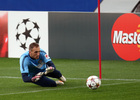 temporada 14/15. Entrenamiento en el estadio Vicente Calderón. Oblak deteniendo un balón durante el entrenamiento