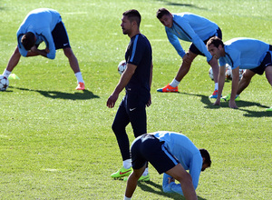 temporada 14/15. Entrenamiento en la ciudad deportiva de Majadahonda. Simeone observa el trabajo de sus jugadores durante el entrenamiento