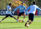 temporada 14/15. Entrenamiento en la ciudad deportiva de Majadahonda. Cristian Rodríguez regateando a Gámez durante el entrenamiento