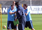 temporada 14/15. Entrenamiento en la ciudad deportiva de Majadahonda. Cristian Rodríguez y Godín bromeando con Burgos durante el entrenamiento. 