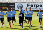 Entrenamiento matutino en la Ciudad Deportiva de Majadahonda. Los titulares realizan carrera continua.