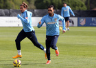 temporada 14/15. Entrenamiento en la ciudad deportiva de Majadahonda. Gámez y Cerci realizando ejercicios con balón durante el entrenamiento