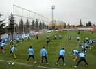 Entrenamiento matutino en la Ciudad Deportiva de Majadahonda. El equipo estira al comienzo del entrenamiento.