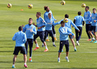 temporada 14/15. Entrenamiento en la ciudad deportiva de Majadahonda. Jugadores realizando ejercicios con el balón durante el entrenamiento