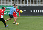 temporada 14/15. Entrenamiento en la ciudad deportiva de Majadahonda. Siqueira luchando un balón con dos canteranos durante el entrenamiento