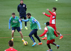 temporada 14/15. Entrenamiento en la ciudad deportiva de Majadahonda. Mario controlando un balón ante un canterano durante el entrenamiento