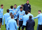 temporada 14/15. Entrenamiento en la ciudad deportiva de Majadahonda.  Jugadores saludando a canteranos durante el entrenamiento