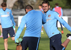 temporada 14/15. Entrenamiento en la ciudad deportiva de Majadahonda. Koke y Arda estirando durante el entrenamiento