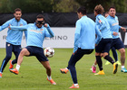 temporada 14/15. Entrenamiento en la ciudad deportiva de Majadahonda. Gámez luchando un balón con la máscara durante el entrenamiento