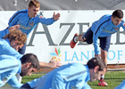 temporada 14/15. Entrenamiento en la ciudad deportiva de Majadahonda. Correa y Griezmann estirando durante el entrenamiento