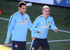 temporada 14/15. Entrenamiento en la ciudad deportiva de Majadahonda. Mario y Griezmann sonriendo durante el entrenamiento