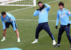 temporada 14/15. Entrenamiento en la ciudad deportiva de Majadahonda. Tiago Arda y Correa realizando ejercicios durante el entrenamiento