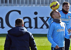 temporada 14/15. Entrenamiento en la ciudad deportiva de Majadahonda. Griezmann tocando el balón con la cabeza durante el entrenamiento