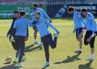 temporada 14/15. Entrenamiento en la ciudad deportiva de Majadahonda. Equipo estirando durante el entrenamiento