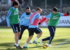 Temporada 14/15. Entrenamiento en la Ciudad Deportiva de Majadahonda. Fernando Torres intenta superar a Siqueira.