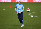 temporada 14/15. Entrenamiento en el estadio Vicente Calderón. Oblak golpeando un balón durante el entrenamiento